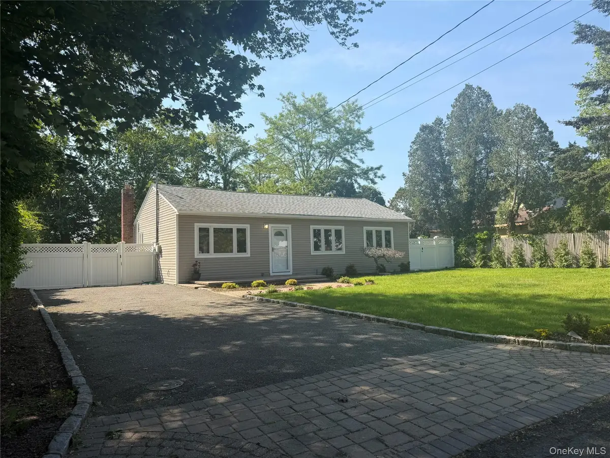 16 Lincoln Drive, Oakdale, NY 11769 - #1