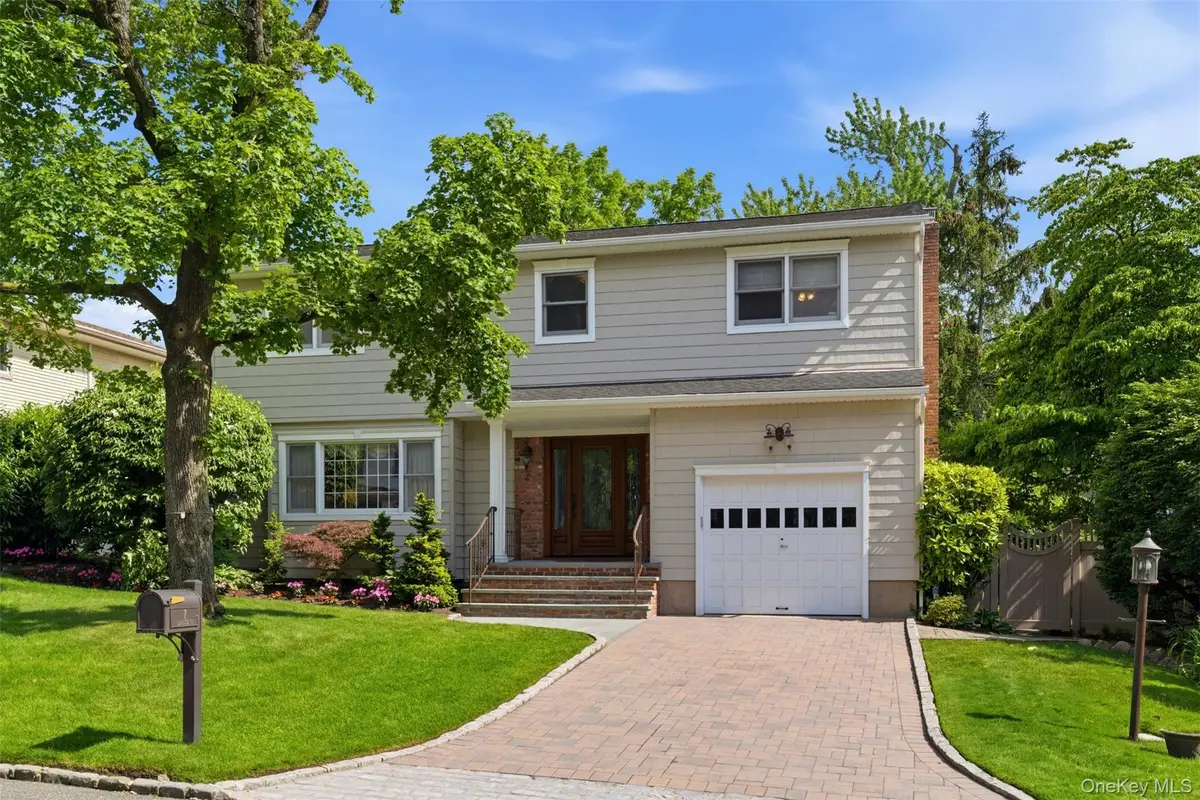 7 Lawrence Court, Syosset, NY 11791 - #1