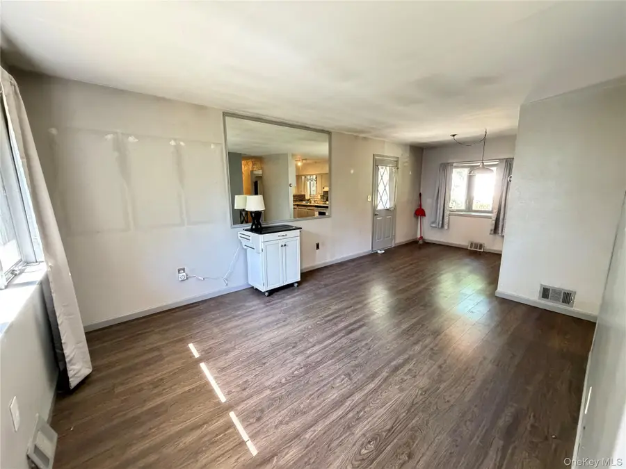 5 Robin Road, Selden, NY 11784 - #2