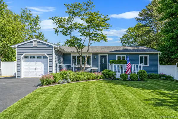 5 Megan Court, Bellport, NY 11713