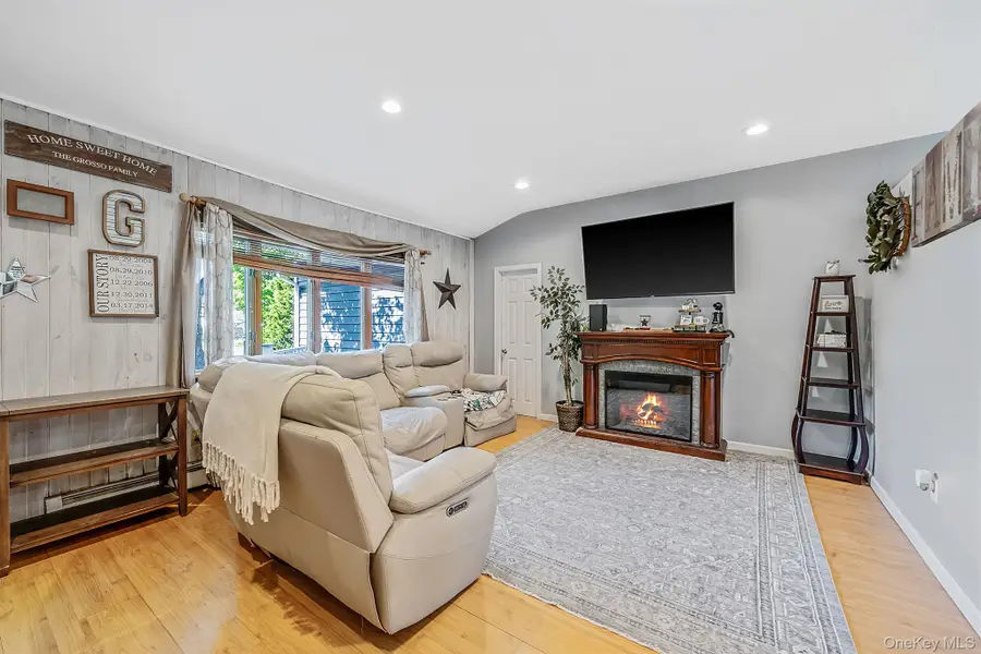5 Megan Court, Bellport, NY 11713 - #3