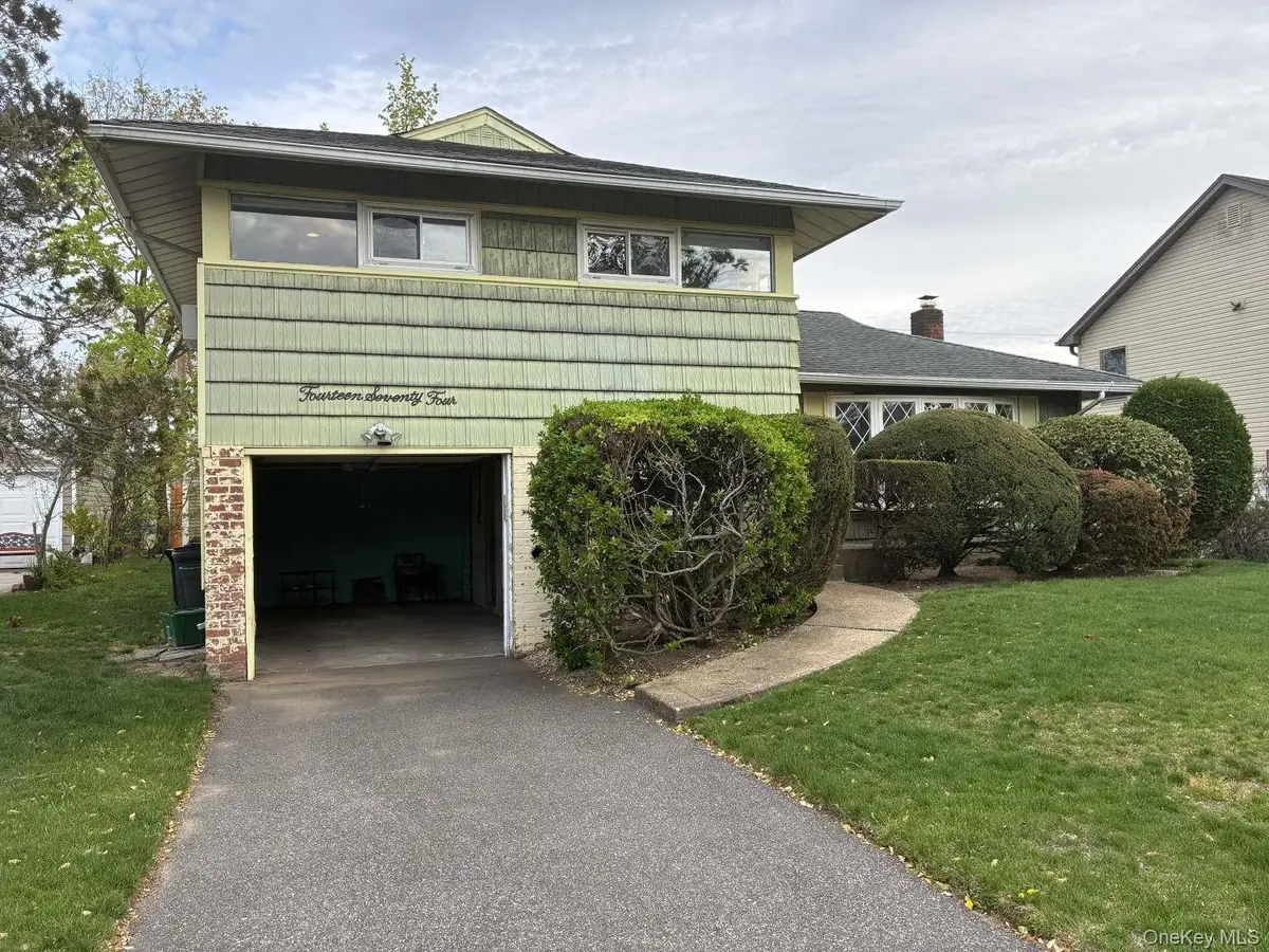 1474 Stephen Marc Lane, East Meadow, NY 11554 - #1