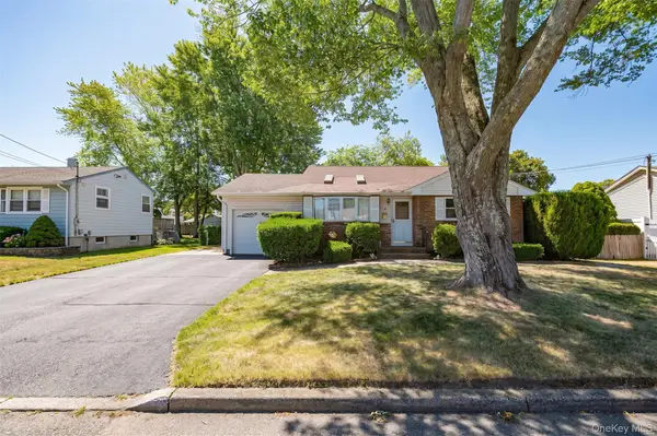 9 Johnson Place, Lindenhurst, NY 11757