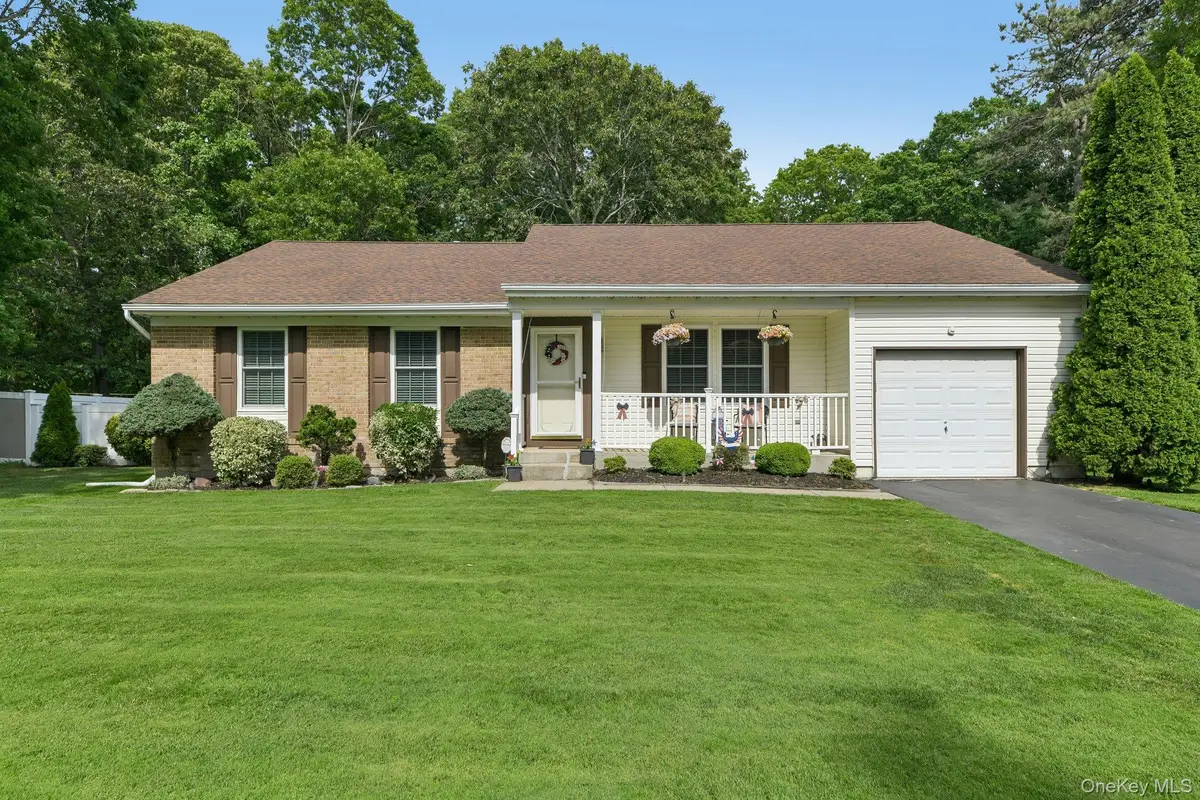 15 Chardonnay Drive, Coram, NY 11727 - #1