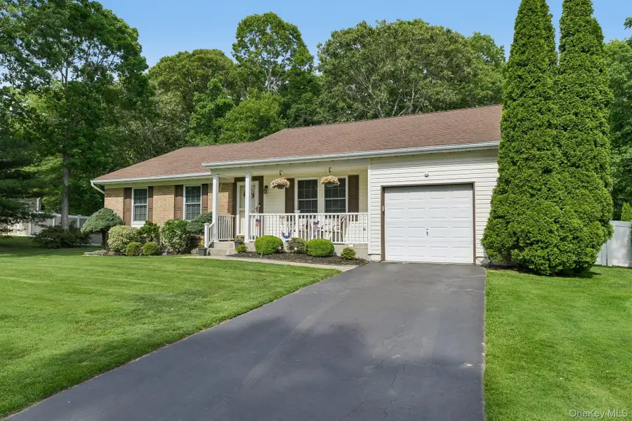 15 Chardonnay Drive, Coram, NY 11727 - #3