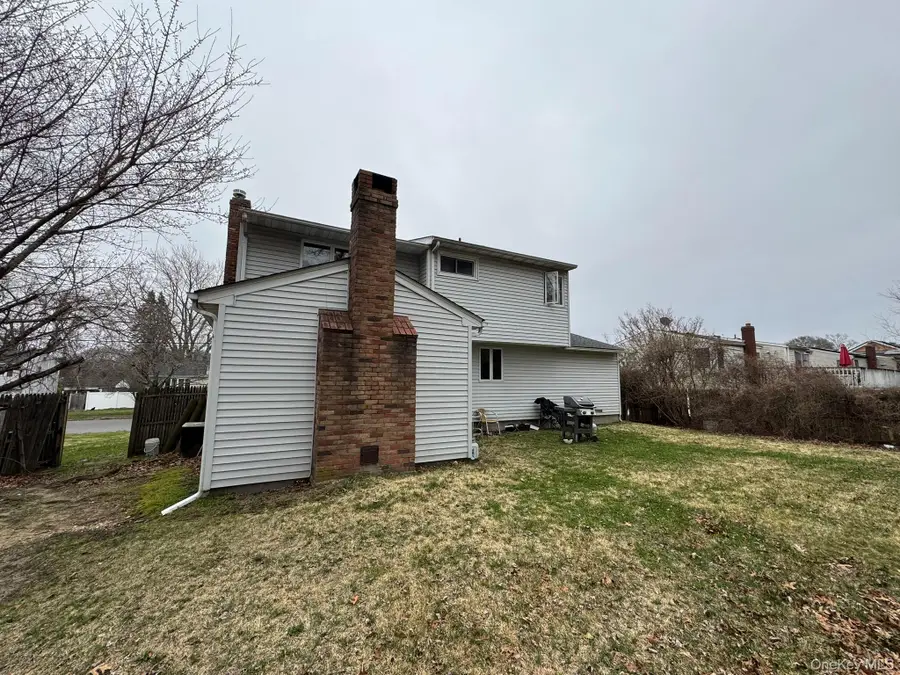 18 Willow Street, Selden, NY 11784 - #3