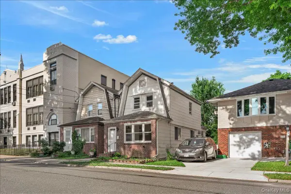 15 Depan Avenue, Floral Park, NY 11001