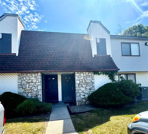 218 Pointe Circle #218, Coram, NY 11727