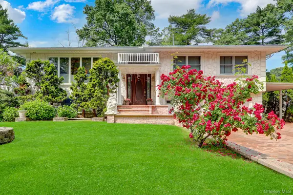 33 Country Village Lane, Manhasset Hills, NY 11040