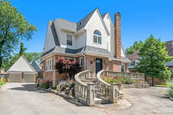 98 Washington Avenue S, Lawrence, NY 11559