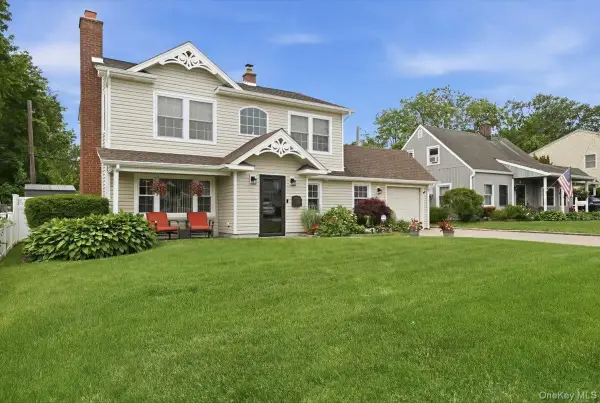 16 Penny Lane, Levittown, NY 11756