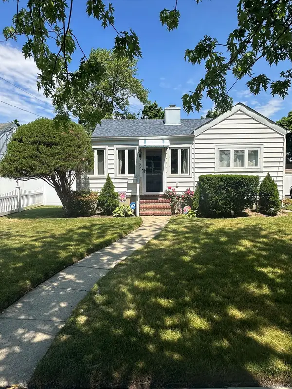 22 Alice Street, Merrick, NY 11566