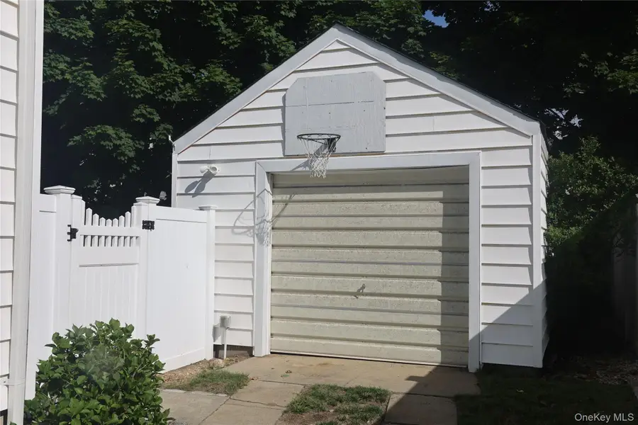 22 Alice Street, Merrick, NY 11566 - #3