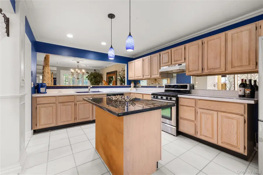 23 Stone Gate Court, Smithtown, NY 11787 - #3