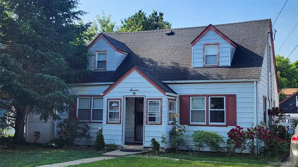 7 Walters Avenue, Syosset, NY 11791 - #1