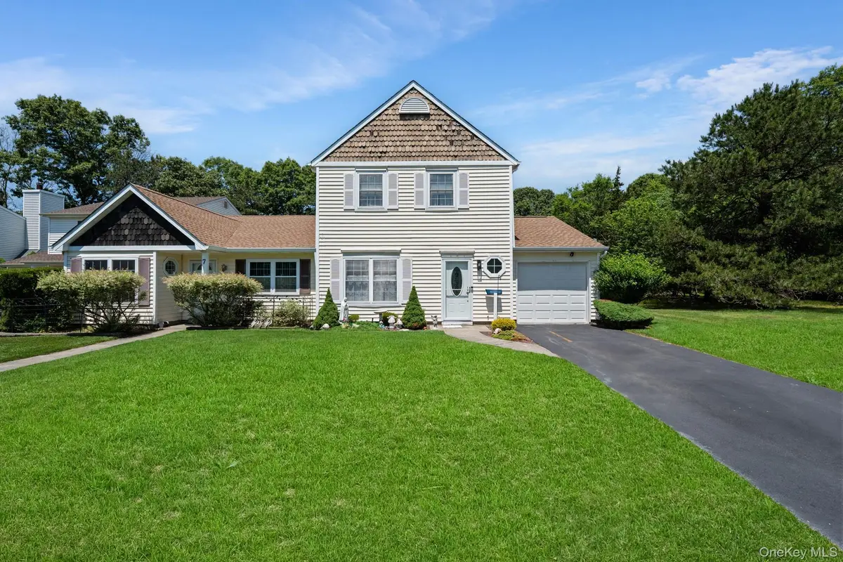 6 Woodchuck Trail, Coram, NY 11727 - #1