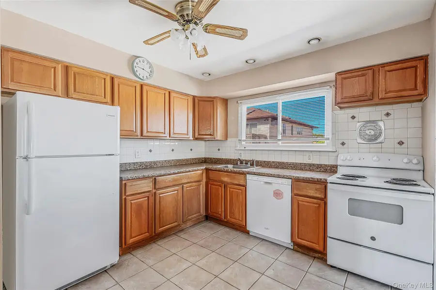 233 E Alhambra Avenue, Lindenhurst, NY 11757 - #2