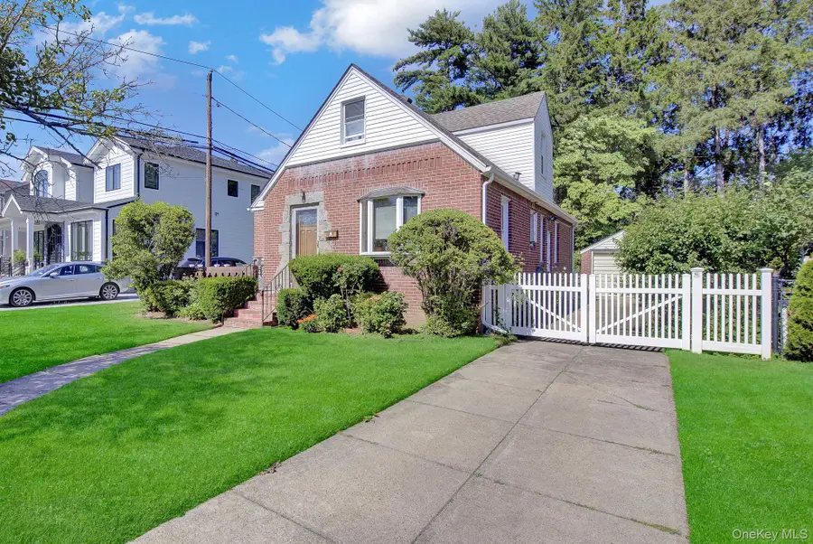 32 Celler Avenue, New Hyde Park, NY 11040 - #3
