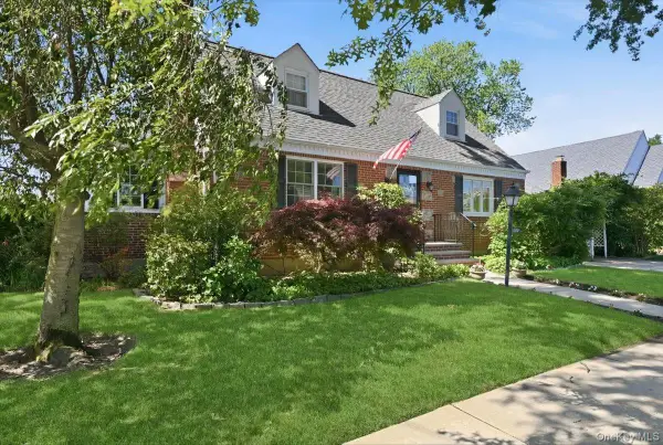 656 5th Avenue, New Hyde Park, NY 11040