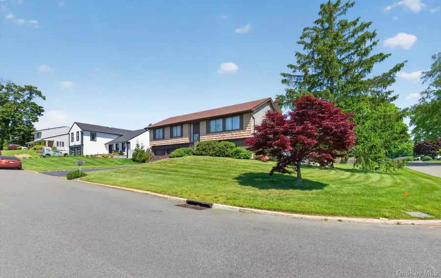 19 Branding Iron Lane, Glen Cove, NY 11542 - #2