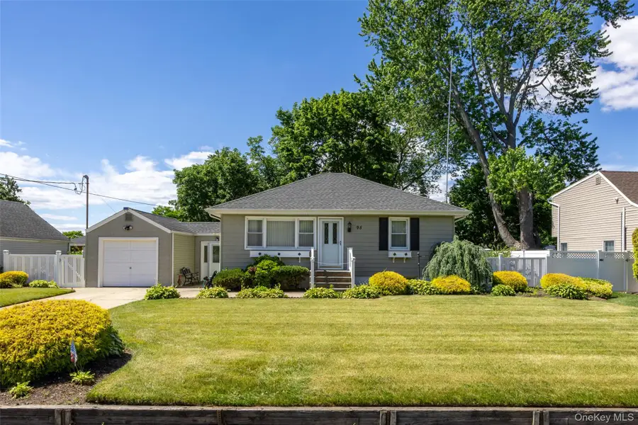 95 Laurel Road, Lindenhurst, NY 11757 - #2