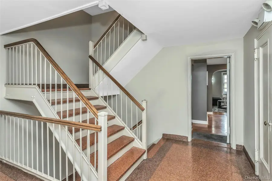 8 Welwyn Road #2F, Great Neck, NY 11021 - #3