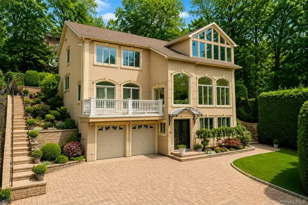 16 Diana Trail, Staten Island, NY 10304