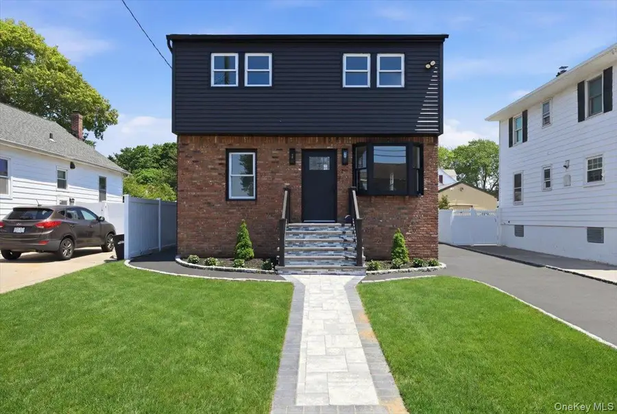 20 Wyona Avenue, Lindenhurst, NY 11757 - #2