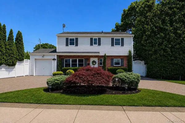 26 Cedar Street, Farmingdale, NY 11735