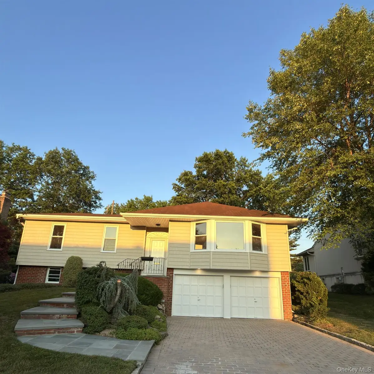 19 Carriage Road, Roslyn, NY 11576 - #1
