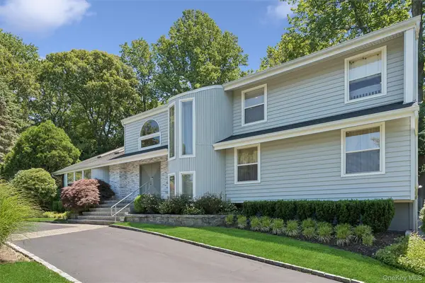 2 Greenwood Lane, Woodbury, NY 11797