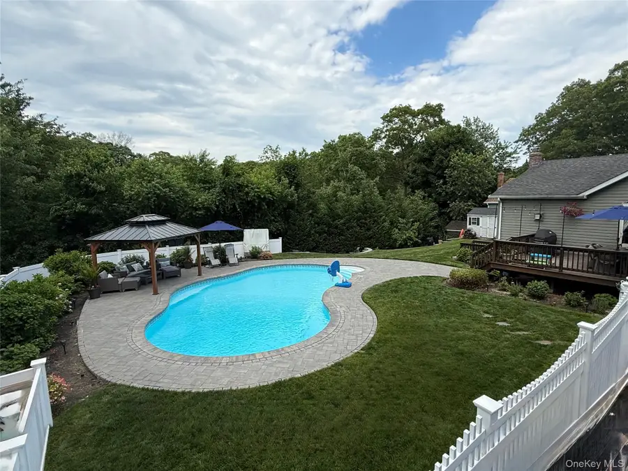 15 Crane Neck Drive, Sound Beach, NY 11789 - #2