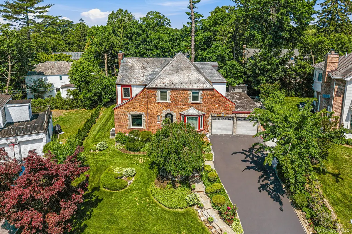 36 Strathmore Road, Great Neck, NY 11023 - #1
