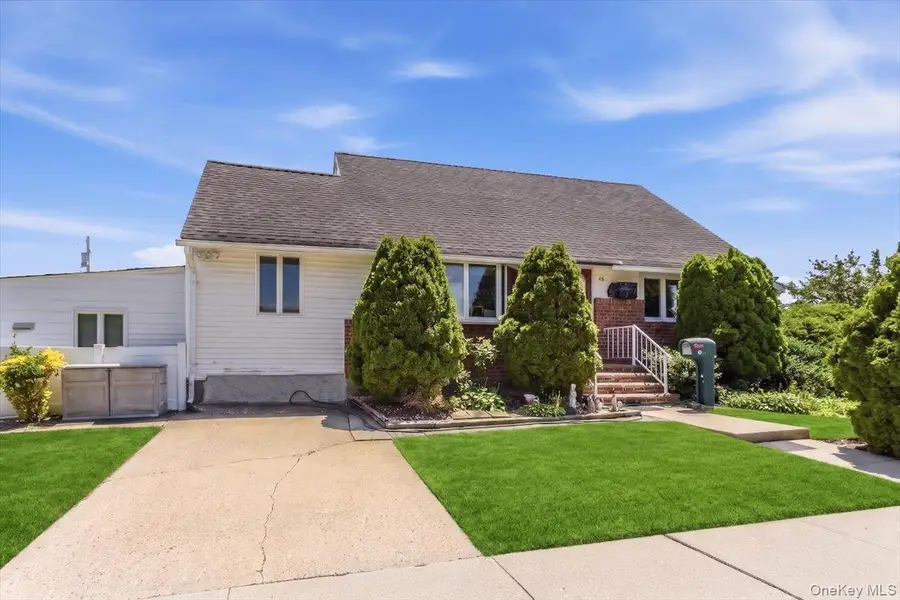 42 Larch Street, Hicksville, NY 11801 - #2