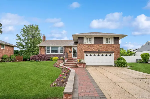 952 Roxbury Drive, Westbury, NY 11590
