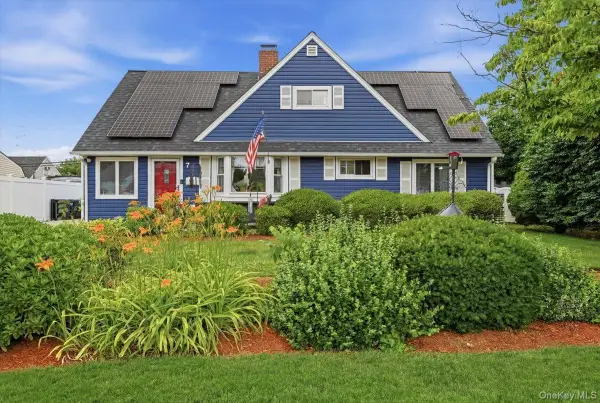 7 Disc Lane, Wantagh, NY 11793