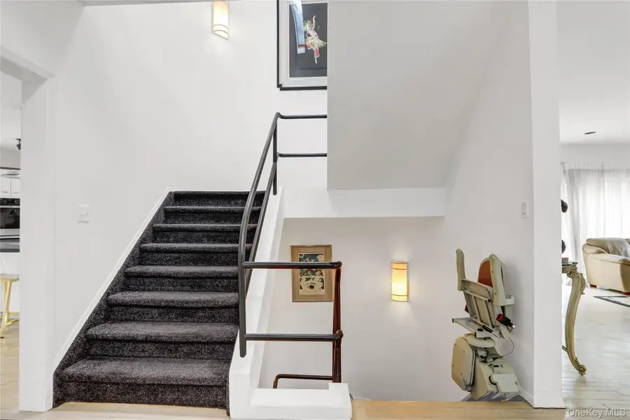 4 Verity Lane, Roslyn, NY 11576 - #3