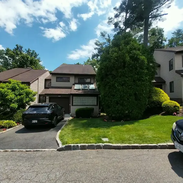 12 The Glen Lane #12, Glen Head, NY 11545