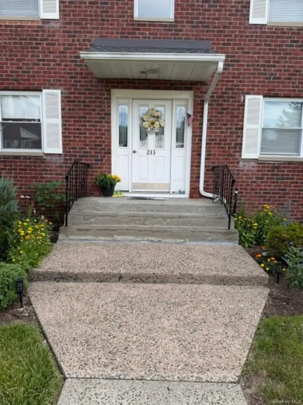233 N Middletown Road #D, Pearl River, NY 10965