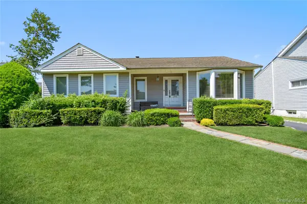 678 Carlyle Avenue, Franklin Square, NY 11010