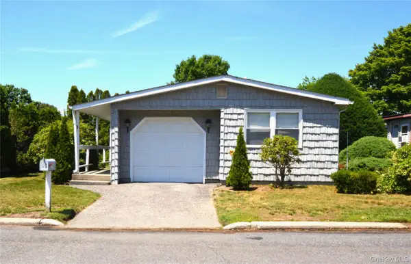 36 Village Circle E, Manorville, NY 11949