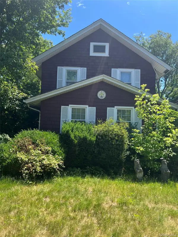 27 Wellington Place, Amityville, NY 11701