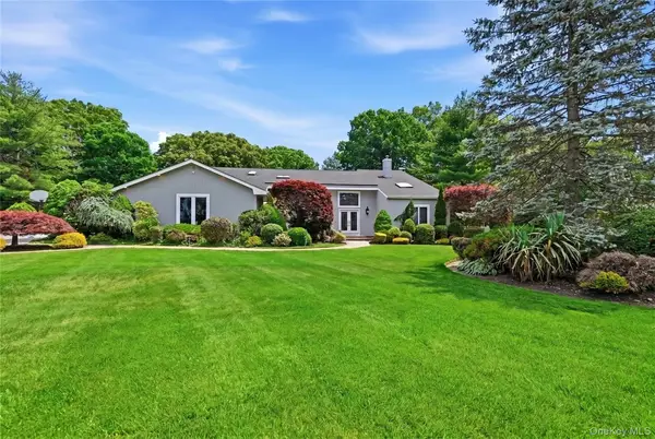 4 Laurelwood Court, Dix Hills, NY 11746