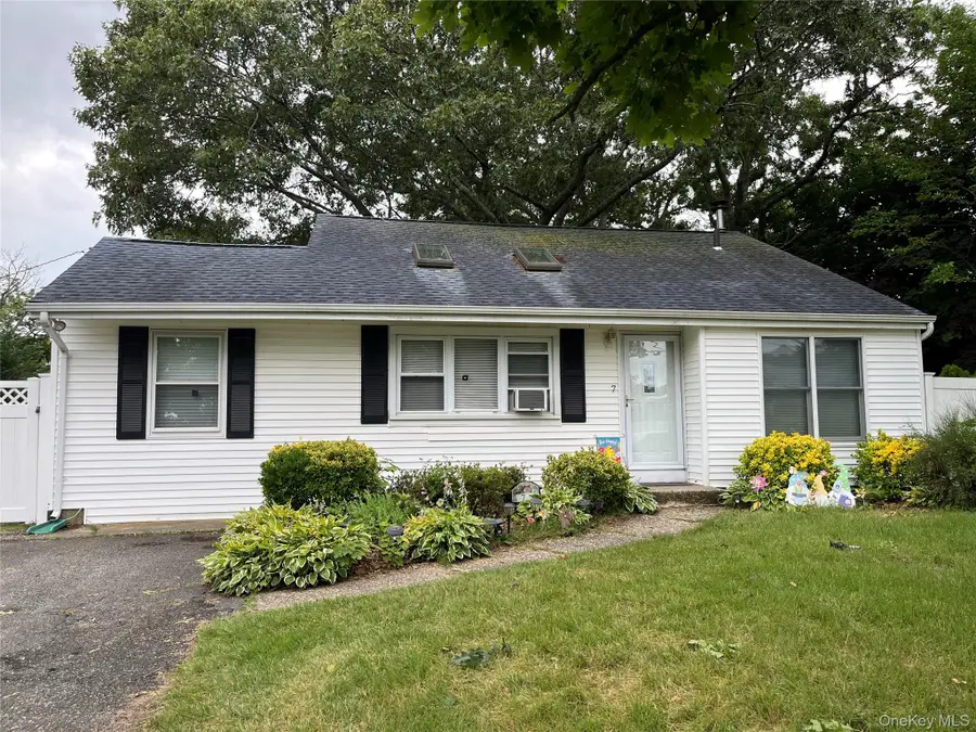 7 Squires Avenue, Port Jefferson Station, NY 11776 - #2