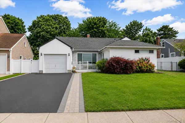 512 Farmranch Road E, Bethpage, NY 11714