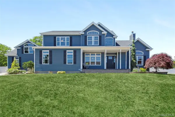 25 Ashley Circle, Manorville, NY 11949