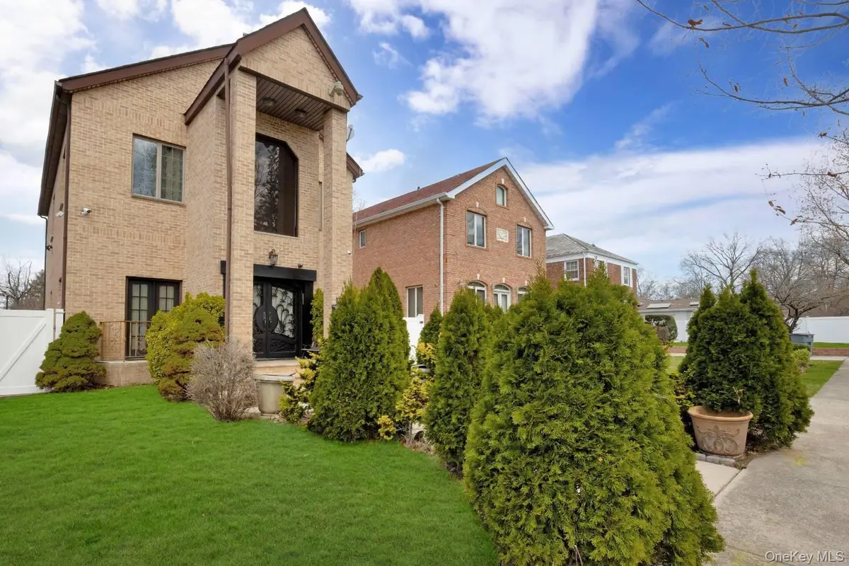 186-31 Radnor Rd, Jamaica, NY 11432 - #1