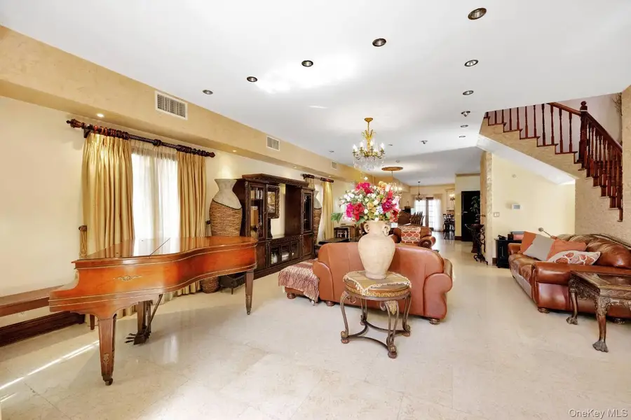 186-31 Radnor Rd, Jamaica, NY 11432 - #2