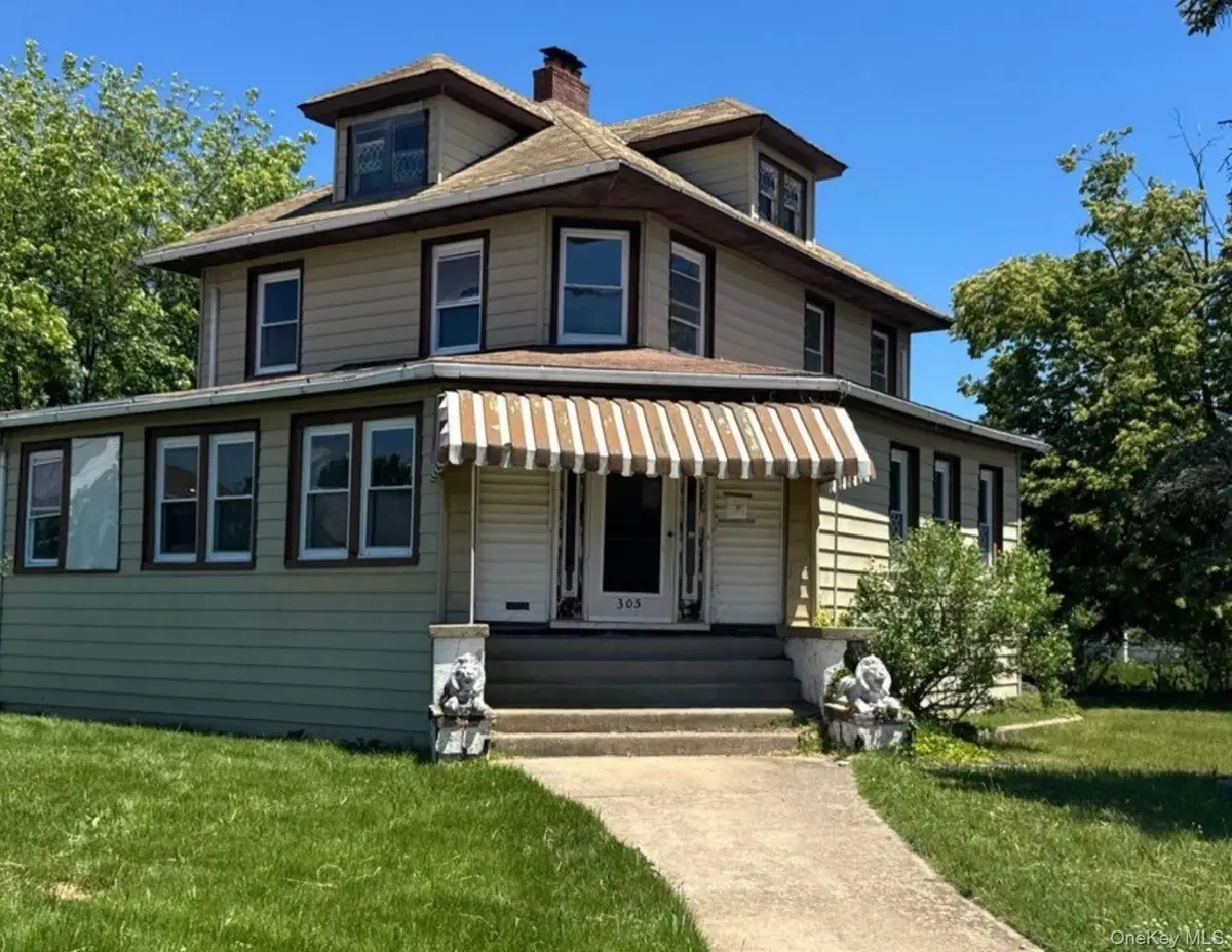 305 Roosevelt Avenue, Freeport, NY 11520 - #1