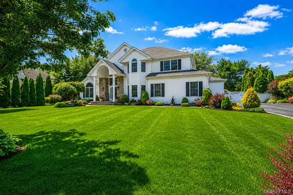 10 Park View Lane, Lake Grove, NY 11755